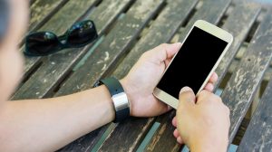 Obsługuje używać smartphone w sklep z kawą, miękka ostrość.