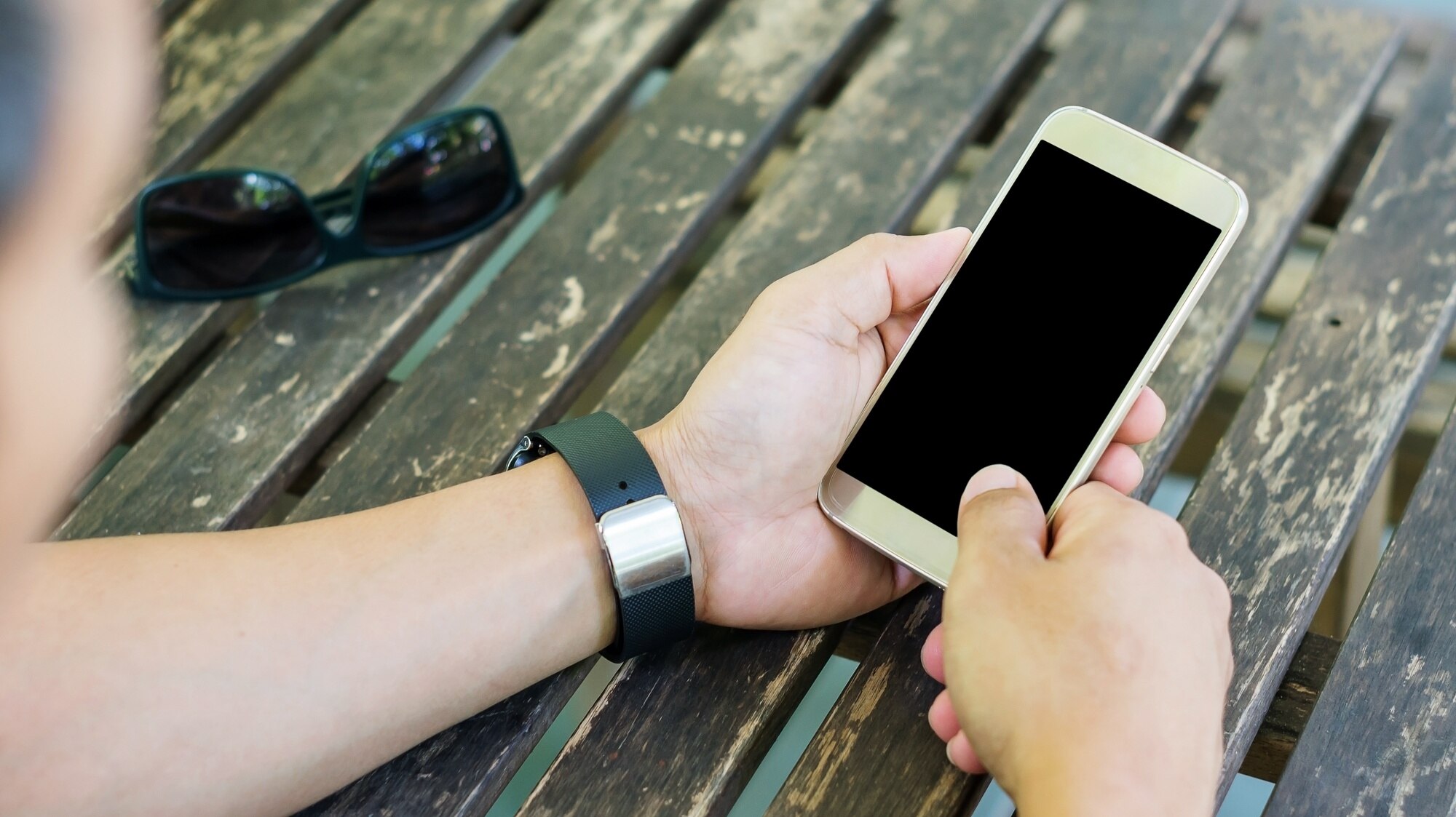 Obsługuje używać smartphone w sklep z kawą, miękka ostrość.