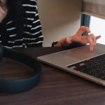 Bliska ręka dziewczyna pisania klawiatura komputer laptop cyfrowa komunikacja sieciowa online internet na stole