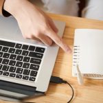 Mężczyzna konfiguruje router WiFi