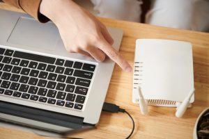 Mężczyzna konfiguruje router WiFi