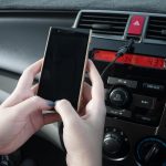 Trzymaj smartfon w samochodzie Ludzie naciskają telefon podczas jazdy