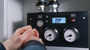 Zbliżenie ręki dostosowującej wskaźnik na panelu sterującym