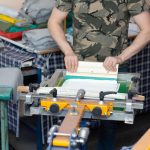 Aplikacja do drukowania zdjęć przez pracowników Proces sitodruku w sitodruku w fabryce odzieży Ściągaczka do ram i kolorowe farby plastizolowe