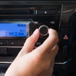 Kobieta używa samochodową tomową audio kontrola.