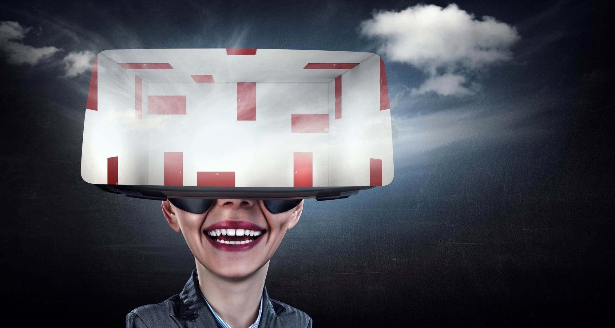 Młoda radosna kobieta nosi zestaw słuchawkowy VR. Różne środki przekazu