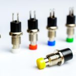 Zestaw kolorowych przycisków elektronicznych.