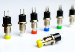 Zestaw kolorowych przycisków elektronicznych.