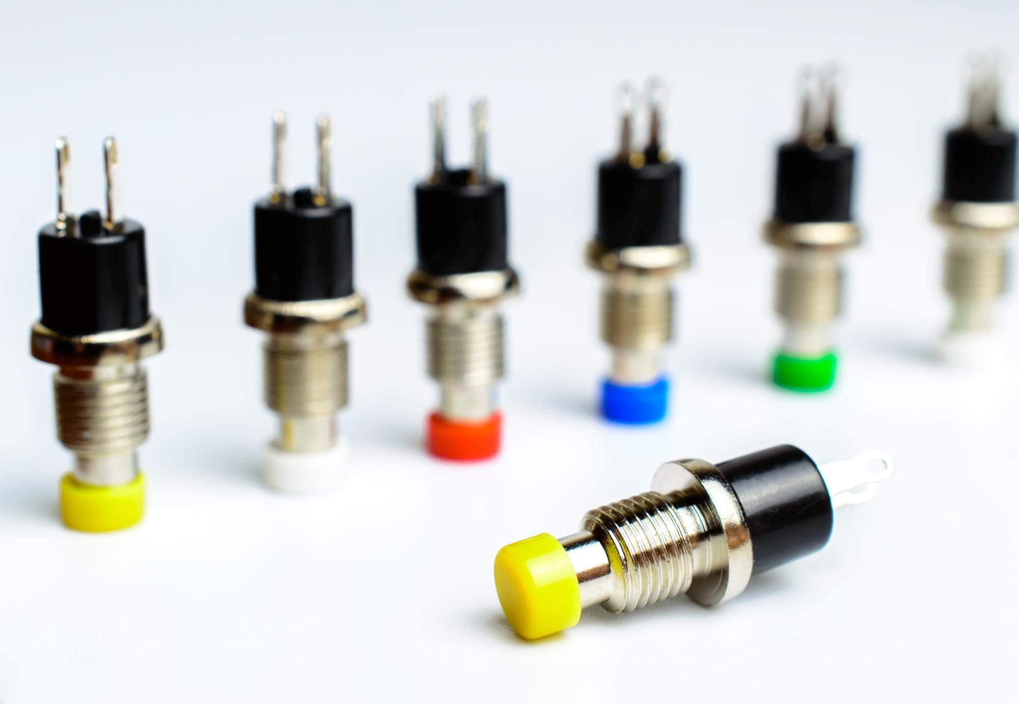 Zestaw kolorowych przycisków elektronicznych.