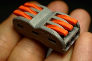 Jak podłączyć ochronniki przeciwprzepięciowe?