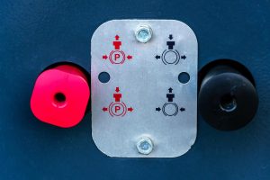 Różne przyciski wyłączników i przełączników na elektronicznym panelu sterowania do hydraulicznego napędu mechanicznego i elektrycznego Panel sterowania naczepy ciągnika podczas załadunku i rozładunku ładunku