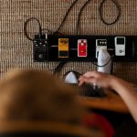 Artysta tworzący alternatywną muzykę pop do sypialni