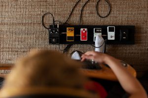 Artysta tworzący alternatywną muzykę pop do sypialni