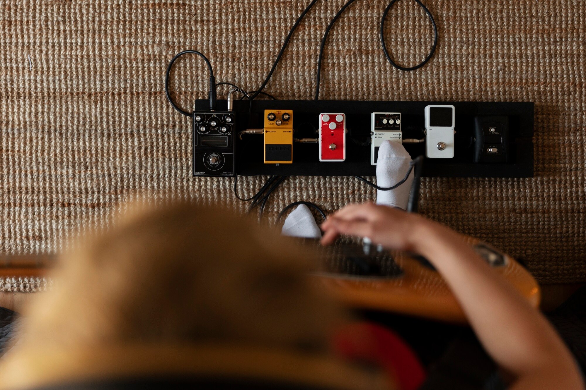 Artysta tworzący alternatywną muzykę pop do sypialni