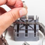 Regulacja paska zegarka za pomocą szpilki do dziurkowania