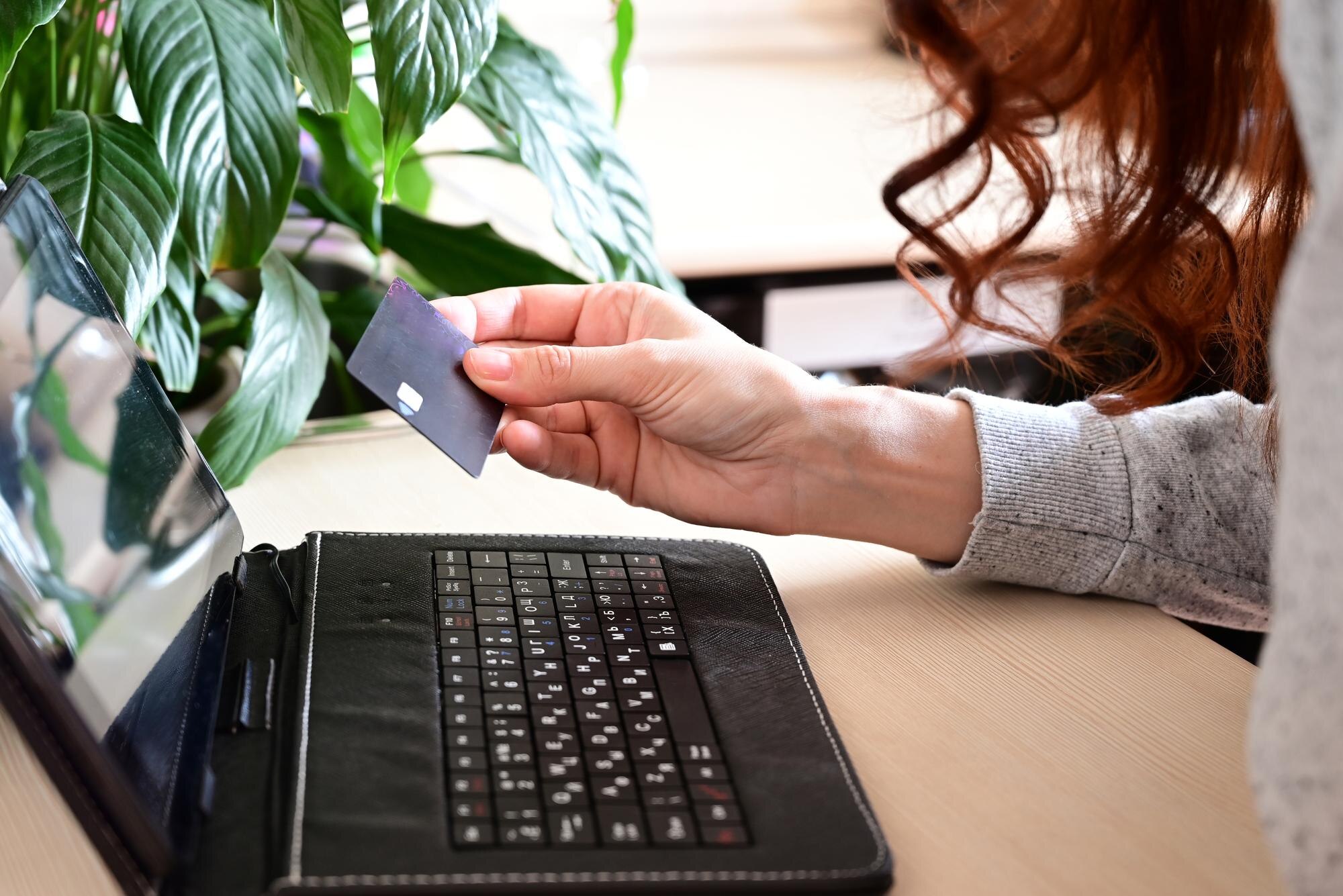 Ręce trzymające kartę kredytową i korzystające z laptopa Zakupy online