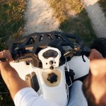 Mężczyzna jest na ATV na świeżym powietrzu