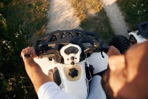 Mężczyzna jest na ATV na świeżym powietrzu