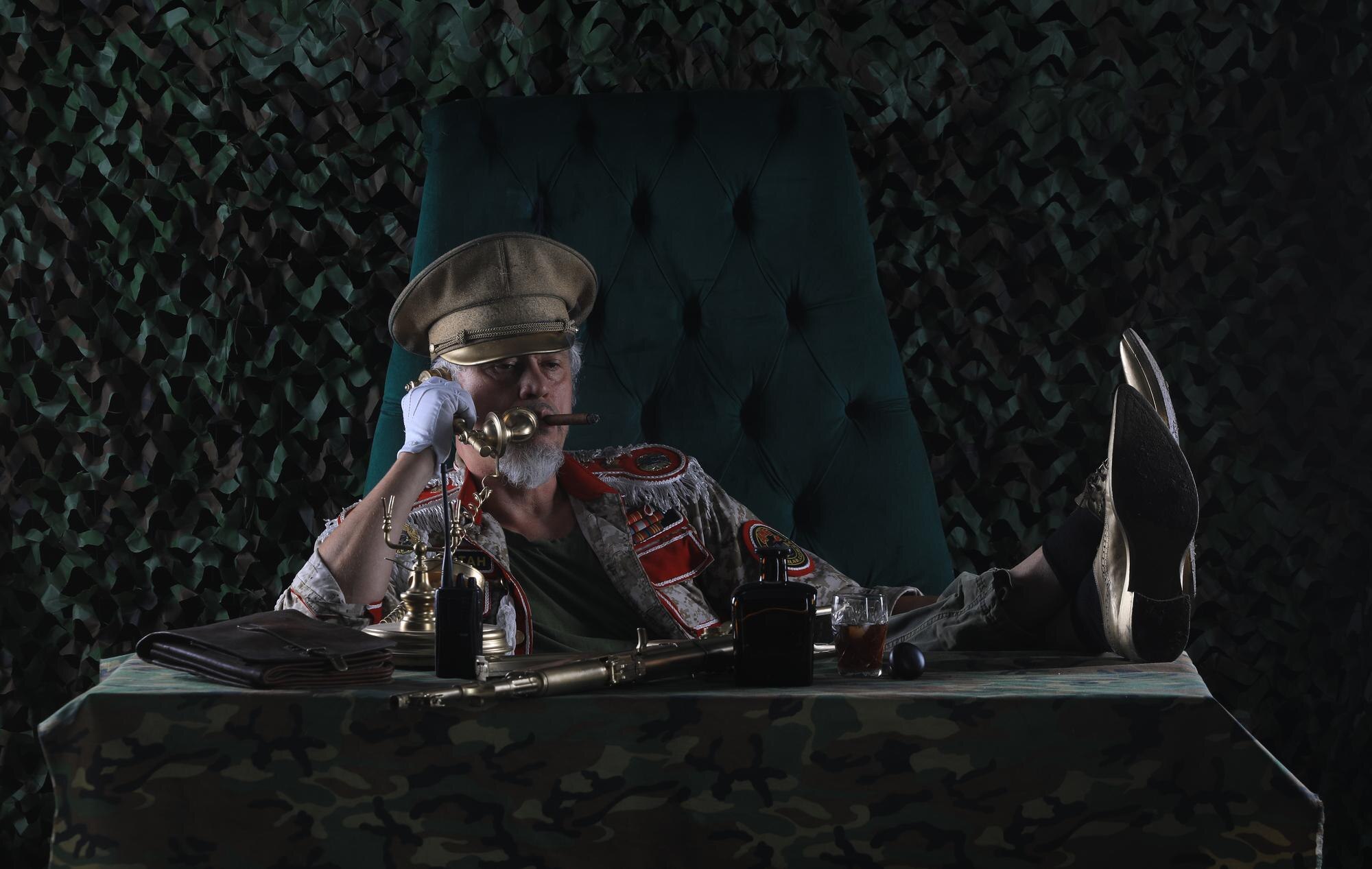 dyktator przy wojskowym stole