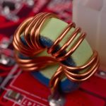 Pierścień ferrytowy na płytce drukowanej