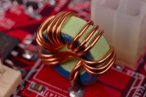 Pierścień ferrytowy na płytce drukowanej