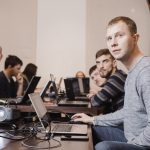 Grupa ludzi ogląda prezentację w sala lekcyjnej