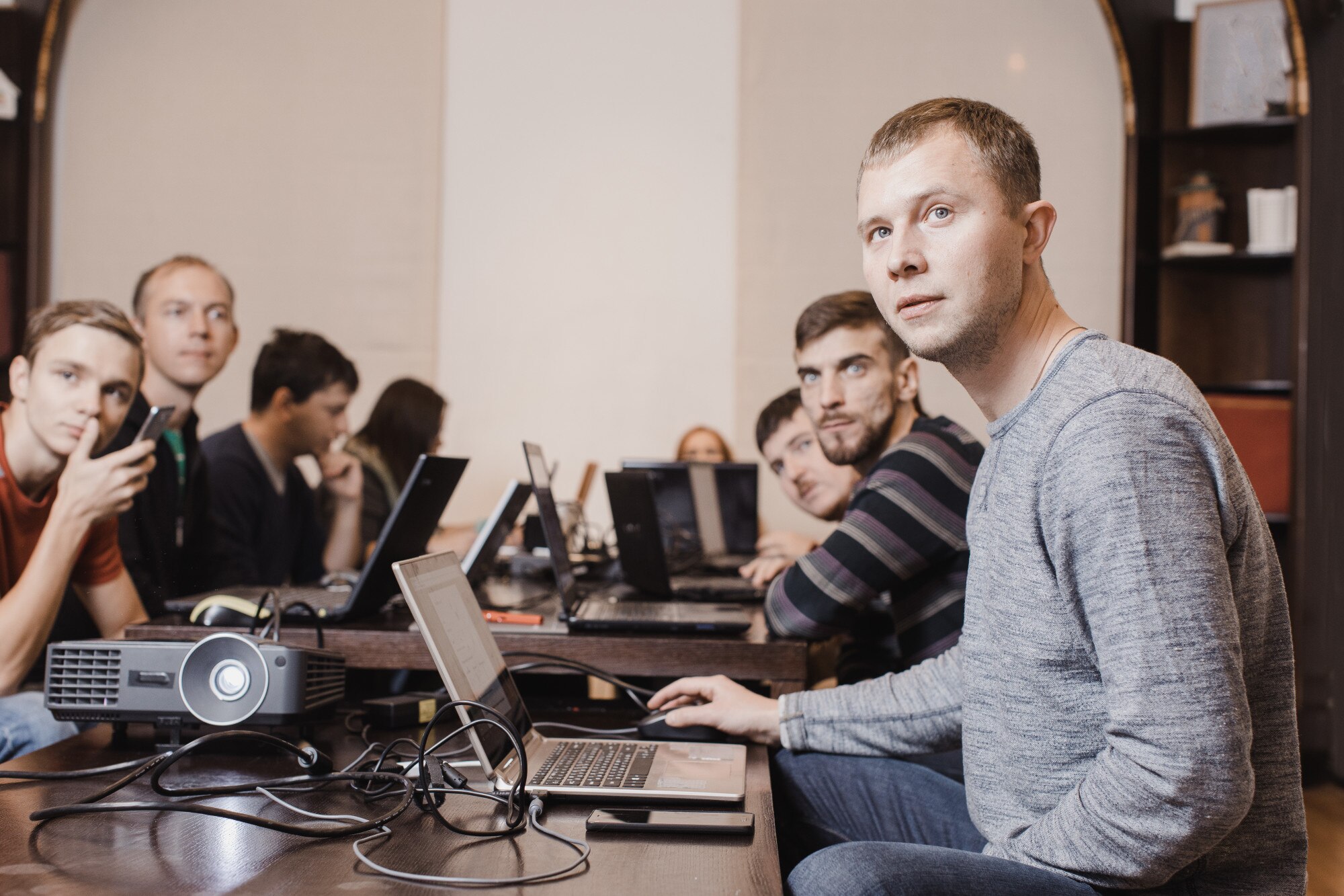 Grupa ludzi ogląda prezentację w sala lekcyjnej