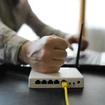 Nowoczesny dwuzakresowy router bezprzewodowy Człowiek pracujący w tle Koncepcja szybkiego i bezprzewodowego internetu
