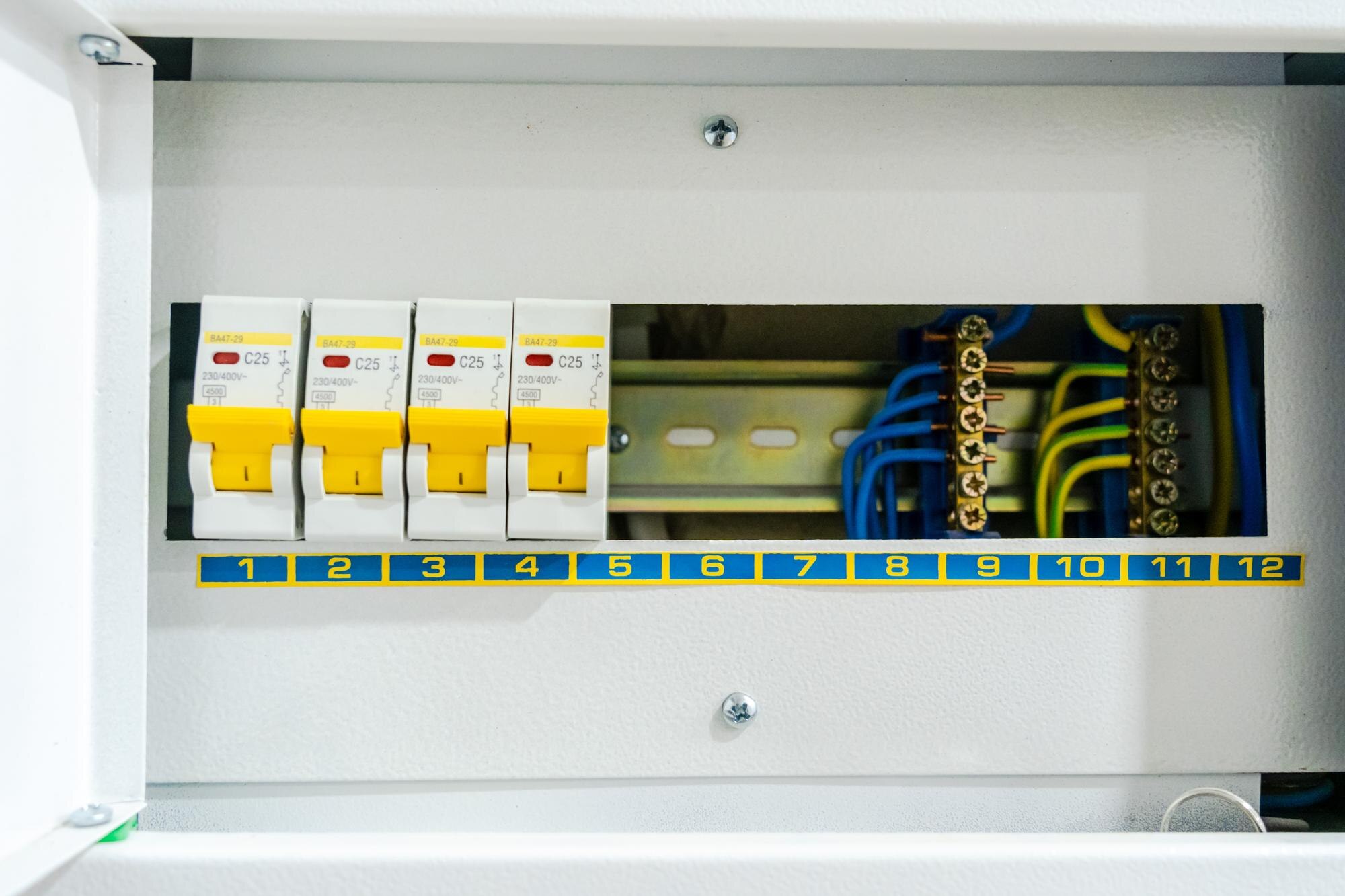 Otwarta tablica rozdzielcza lub bloki zacisków Naprawa