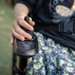 Azjatycka dama pacjentka na elektrycznym wózku inwalidzkim z joystickiem i pilotem na oddziale szpitala pielęgniarskiego zdrowa, silna koncepcja medyczna