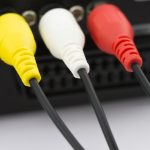 Podłączanie kabli AV do amplitunera AV