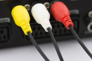 Podłączanie kabli AV do amplitunera AV