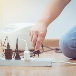 Mężczyzna odłączony wtyczkę, aby zaoszczędzić energię