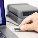 Ręczne podłączanie zewnętrznego dysku twardego do nowoczesnego laptopa