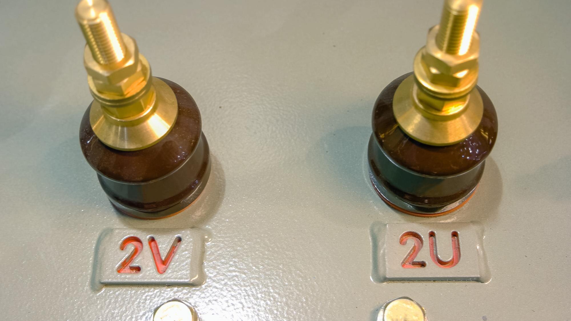 Zbliżenie zaworów maszyn przemysłowych do panelu sterowania regulacją napięcia z nakrętkami śrubowymi