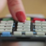 Maszyna do kart kredytowych do transakcji pieniężnych Zbliżenie dłoni kobiety za pomocą karty kredytowej, przesuń palcem przez terminal pos i wprowadź kod PIN Usługi bankowe pieniądza elektronicznego Sukces finansowy i bezpieczeństwo