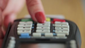 Maszyna do kart kredytowych do transakcji pieniężnych Zbliżenie dłoni kobiety za pomocą karty kredytowej, przesuń palcem przez terminal pos i wprowadź kod PIN Usługi bankowe pieniądza elektronicznego Sukces finansowy i bezpieczeństwo