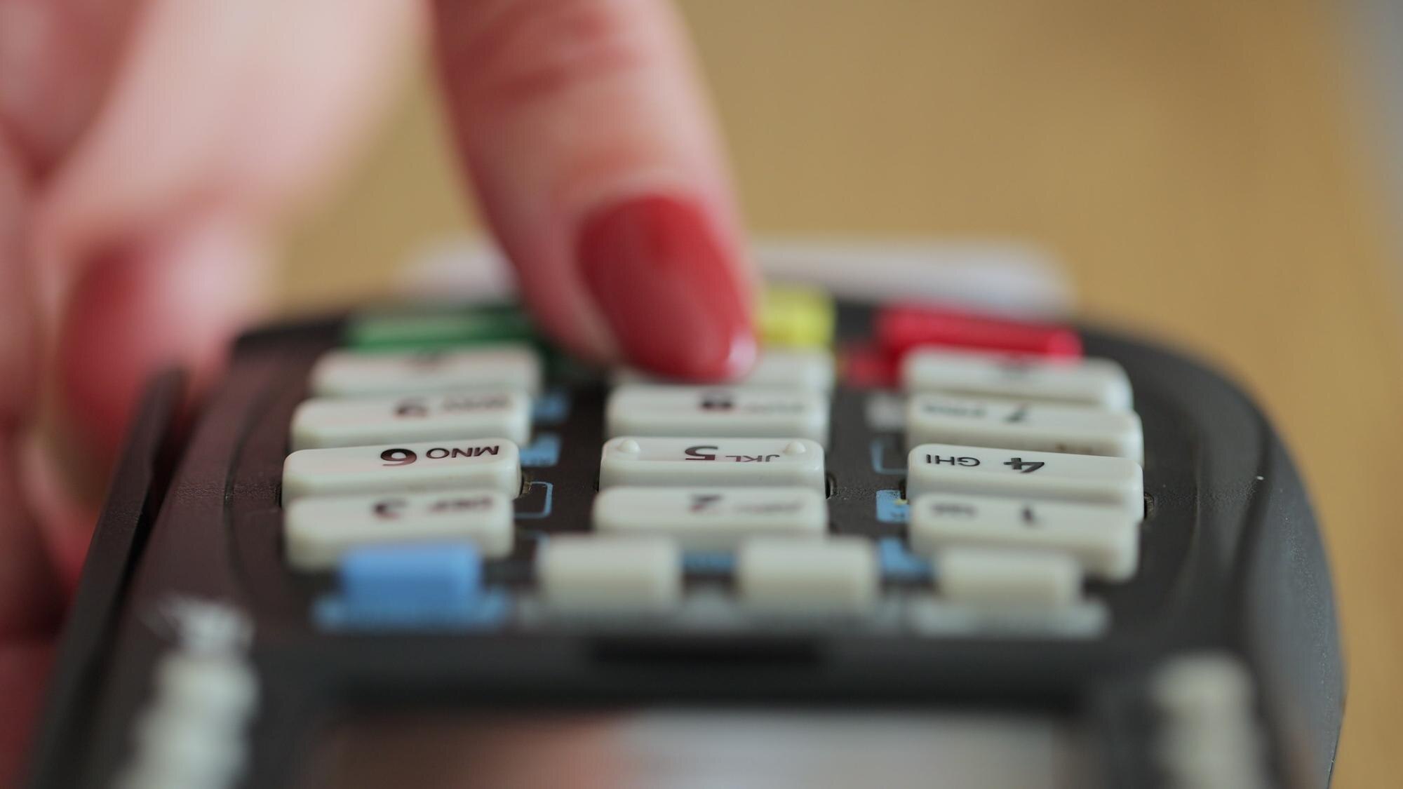 Maszyna do kart kredytowych do transakcji pieniężnych Zbliżenie dłoni kobiety za pomocą karty kredytowej, przesuń palcem przez terminal pos i wprowadź kod PIN Usługi bankowe pieniądza elektronicznego Sukces finansowy i bezpieczeństwo