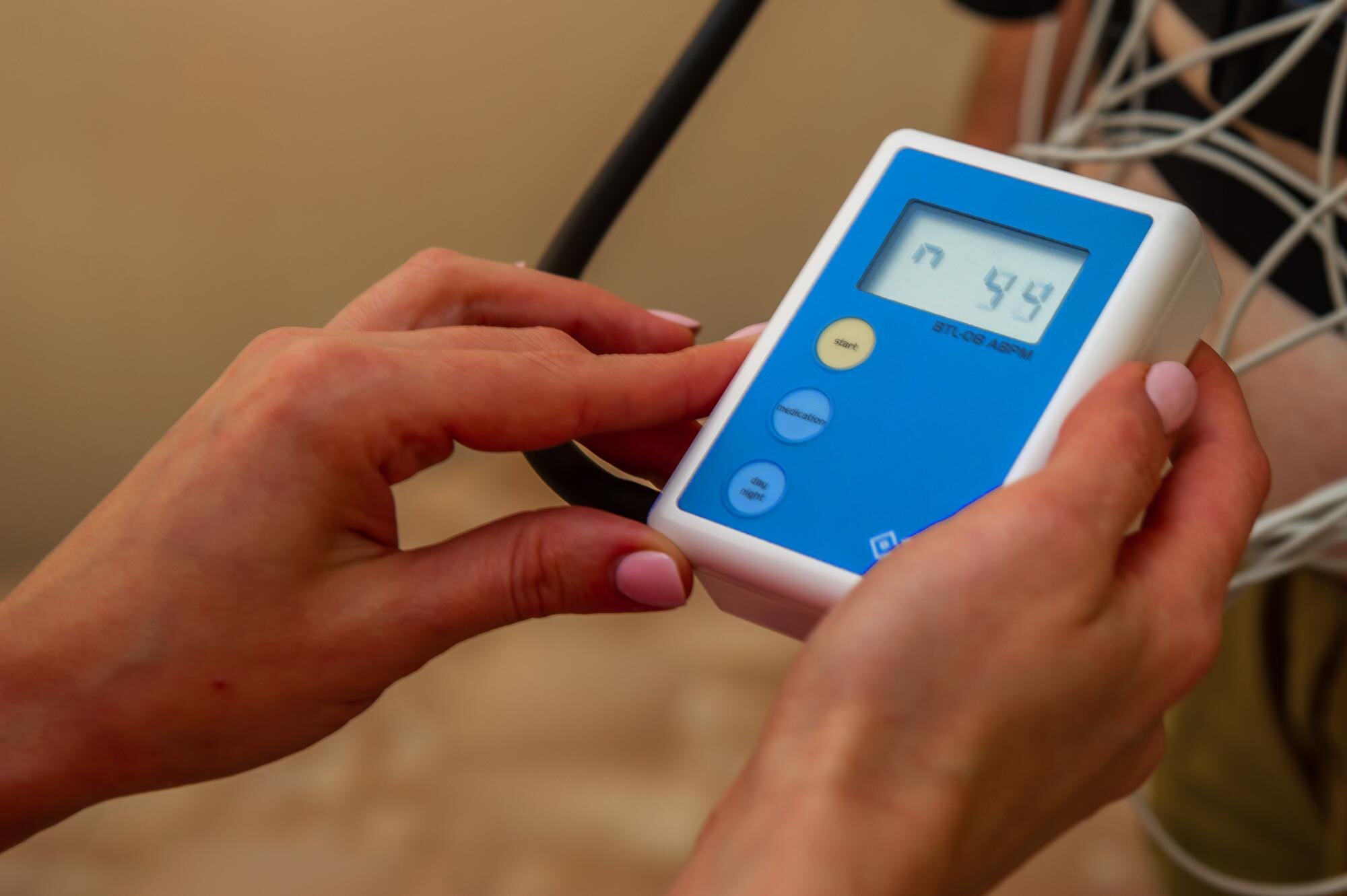 Elektrokardiogram EKG w ręku Klinika Kardiologii Zbliżenie tętna i tętna