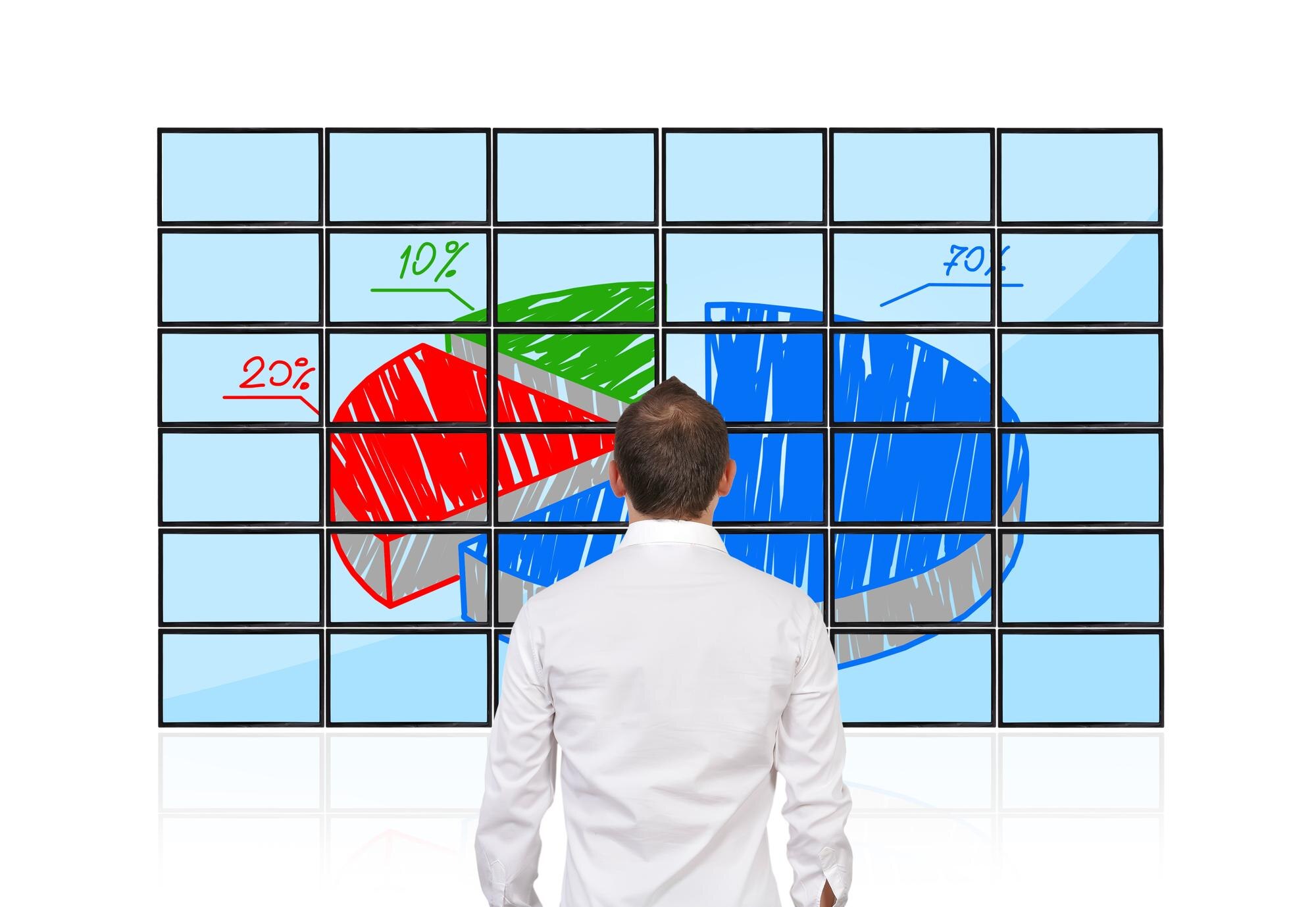 Mężczyzna patrzący na wykres