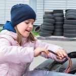 Dziecko naprawia samochód na zewnątrz Serwis naprawczy Serwis samochodowy Koncepcja naprawy samochodu