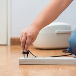 Mężczyzna odłączony wtyczkę, aby zaoszczędzić energię