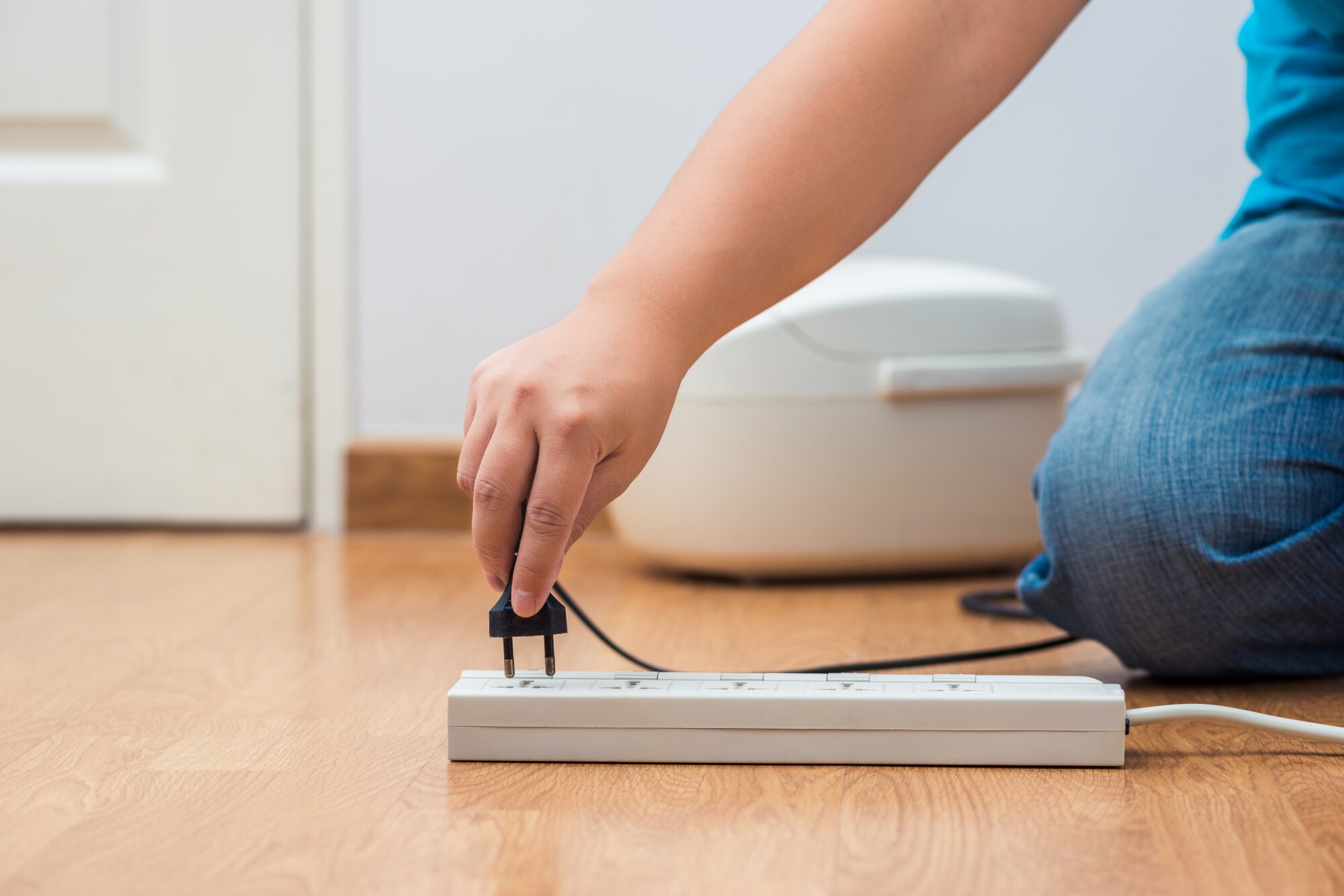 Mężczyzna odłączony wtyczkę, aby zaoszczędzić energię