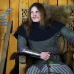 Potężny bohater z długimi włosami w kolczudze w starożytnej sali Średniowieczny wojownik