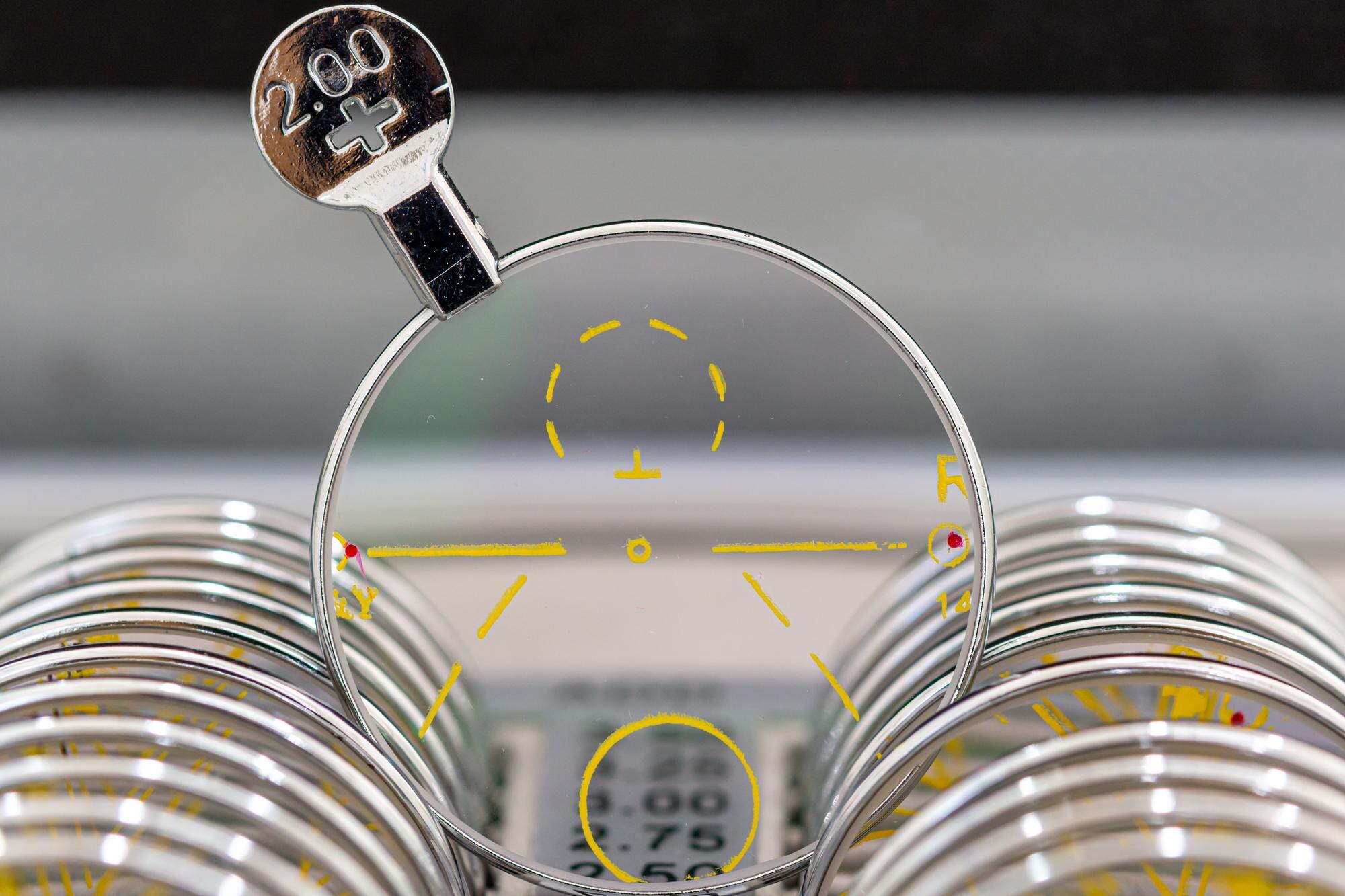 Zestaw do testowania soczewek progresywnych, który widzi zarówno daleko, jak i blisko