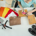 Widok z góry kobiet-przedsiębiorców Pakowanie produktów w pudełka do zamówień e-commerce do dostawy