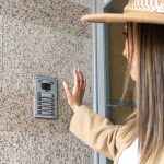 Przeznaczone do walki radioelektronicznej kobiety dzwonka do drzwi Widok kobiety dzwonka do drzwi mieszkania Koncepcja odwiedzania przyjaciół