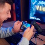 Wyświetlanie monitora i smartfona Streamer online grający w strzelankę FPS w domu
