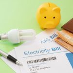 Rachunek za energię elektryczną banknota euro żarówka i skarbnica Oszczędność kosztów gospodarstwa domowego