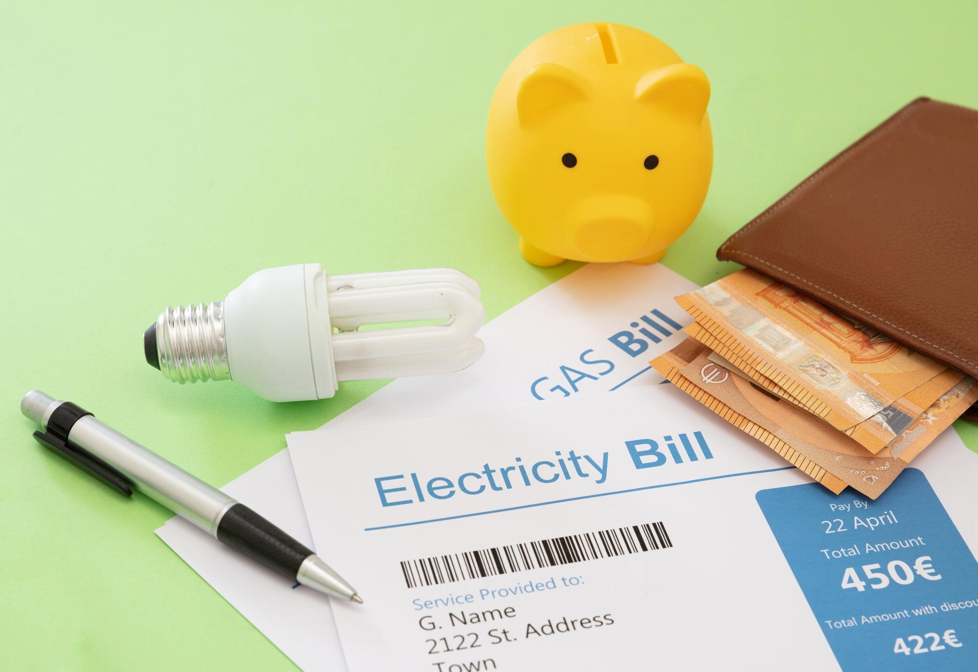 Rachunek za energię elektryczną banknota euro żarówka i skarbnica Oszczędność kosztów gospodarstwa domowego